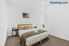Walk to The Gabba with Rooftop Pool & Secure Carpark with Beautiful City Views - Image 2