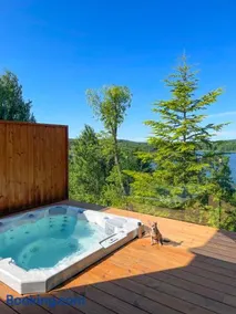 Zloty, a Skromny - ogrodzony domek z jacuzzi i widokiem na jezioro - Image 1