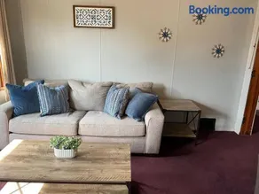 2-Bedroom Quincy Apt. with private parking & Wifi - Image 1