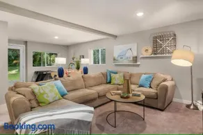 Spacious Main Street Retreat for families and large groups - Image 4