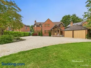 3000 SqFt Riverside Home Hot Tub & Mooring - Image 2