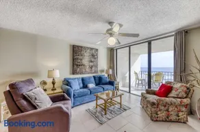 Fourth-floor beach condo w amazing views indoor pool & beach access - Image 4