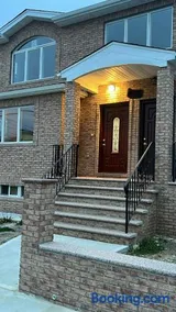 Private Room with Bath near LaGuardia Airport LGA - Image 1