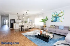 Spacious 4BR Family Home Pool with Spa and BBQ - Image 4