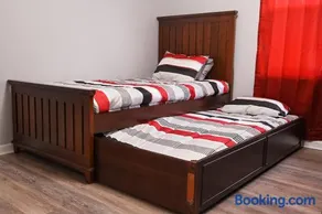 Spacious Home, 15 minutes to Beach - Image 2