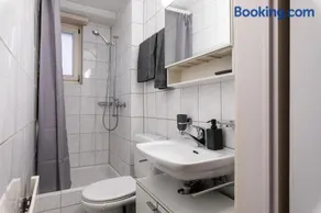 Citycenter Apartment with Parking - Image 5