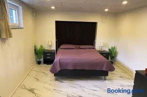 Cool private room - Image 5