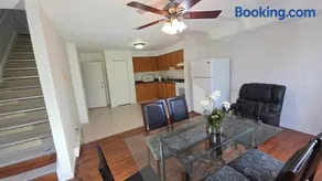 Private & Bright 2-bedroom, Midtown Toronto - Image 3