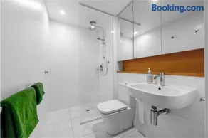 Fitzroy Pad - Secure Parking, Balcony & Wi-Fi - Image 3