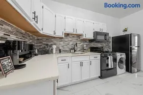 2BR 4 Beds Easy Access to NYC Perfect for Groups Sleeps 6 - Image 4