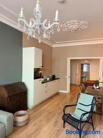 historic city apartment with private parking - Image 1