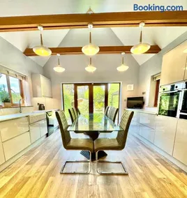 Serene Retreat - Hot Tub - Pool Table - Close to New Forest and Bournemouth Beach - Sleeps 12 - Image 2