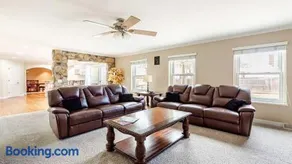 Spacious Country Club Golf Course Retreat - Image 2