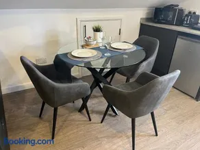 Loft studio apartment, BL, Town Centre, Secure gated parking option, Modern, fresh and spacious living, Netflix ready TV, Wifi - Image 5