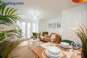 Ironside House, Thrapston king or twin beds, free parking, workspace, corporates, sleeps 8 - Image 2