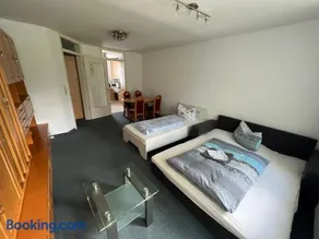 Wohnung I Balkon I Messenähe I getrennte Schlafmöglichkeiten - Image 2