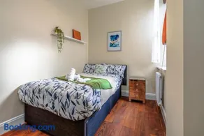 Victorian High Street flat, parking, WiFi - Image 4