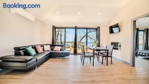 2-bedroom Lake Front Cottage in Harwood ON #2 - Image 4