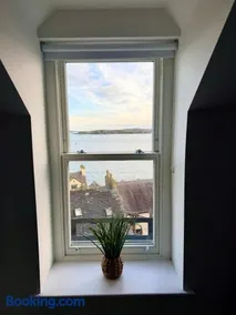 2 Bed Apartment with Harbour Views Apt 3 - Image 3