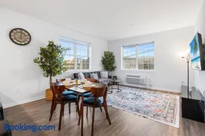 Modern 2BR 2BA Condo Sleeps 8 with Gym Laundry 20 Min to NYC - Image 4