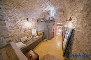 Alternative Medieval Villa - Image 5