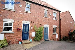 Cute townhouse with parking space in village near Leeds & York - Image 2