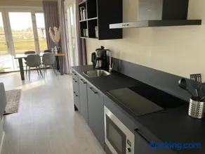 Tiny vakantiehuis aan het water met eigen steiger en airco - Image 2