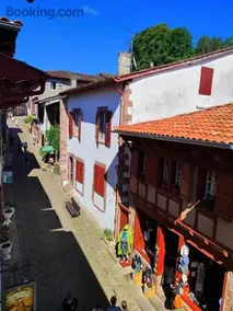Auberge du Pèlerin Gîte de charme en pierre avec vue sur les montagnes - Image 2