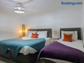 Grantham Stays 6BR, Sleeps 11, WIFI & Parking - Image 4