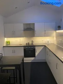 High Street House Sleeps 4 with Parking - Image 5