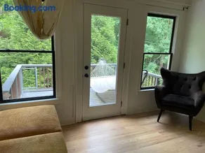 Queen Bedroom Suites - Mountain Views & Lake Resort - Image 3
