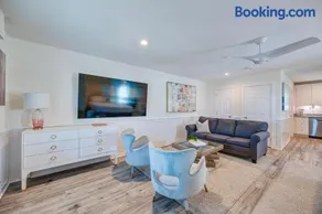 301 King Suite, 3rd Floor Barefoot - Image 1