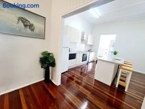 Exclusive location - 3-bedroom Unit in Maryborough CBD, 10ppl - Image 5
