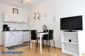 Modern Balcony Apartment with Pool close to Lake in "Donaustadt" - Image 2