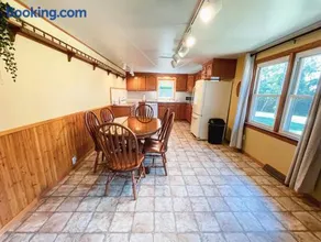 3 Bedroom home outside of Berlin, Patio with Hot Tub! - Image 1