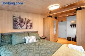 3BR Spacious Cottage with Geothermal HotTub & Stunning View - Image 3
