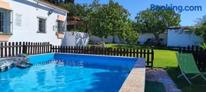 Casa con piscina privada y jardín - Image 2
