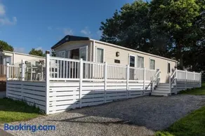 16 Lakeview, Pelham Retreat - Image 1