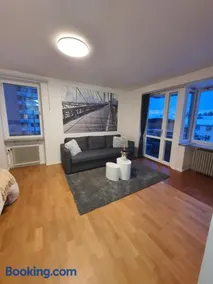 Close to the subway. Beautiful and Cozy apartment! - Image 1