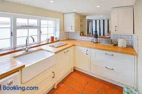 Best located and beautifully renovated cottage - Image 2