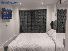 Serene and Cosy Private Studio - Image 5
