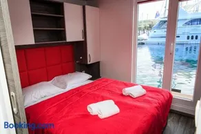 Floating House Sea Queen - Image 2