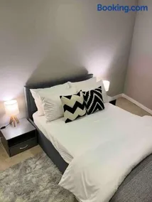 Modern Room Homestay in Apartment with Private Bathroom - Image 2