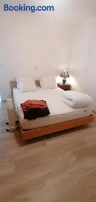 Chambre parquet flottant chez l'habitant - Image 1