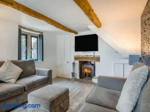 2 bedroom cosy cottage with hot tub in hambrook close to Bristol City Centre - Image 2