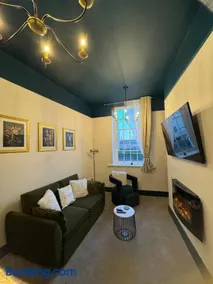 Newly refurbished, 2BD, 1Bath, Free Parking, Central - Image 3