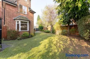 Large Home near Edgbaston Stadium, UOB & QE hospital sleeps 6 - Image 1