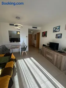 Precioso piso cerca de playa Fenals con 2 piscinas y terraza - Image 2