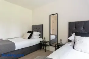 Spacious 2BR Flat - 2 Free Parking Spaces - Near LGW Airport - Image 4