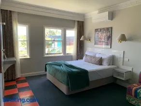 Moruya Monarch Hotel - Image 1